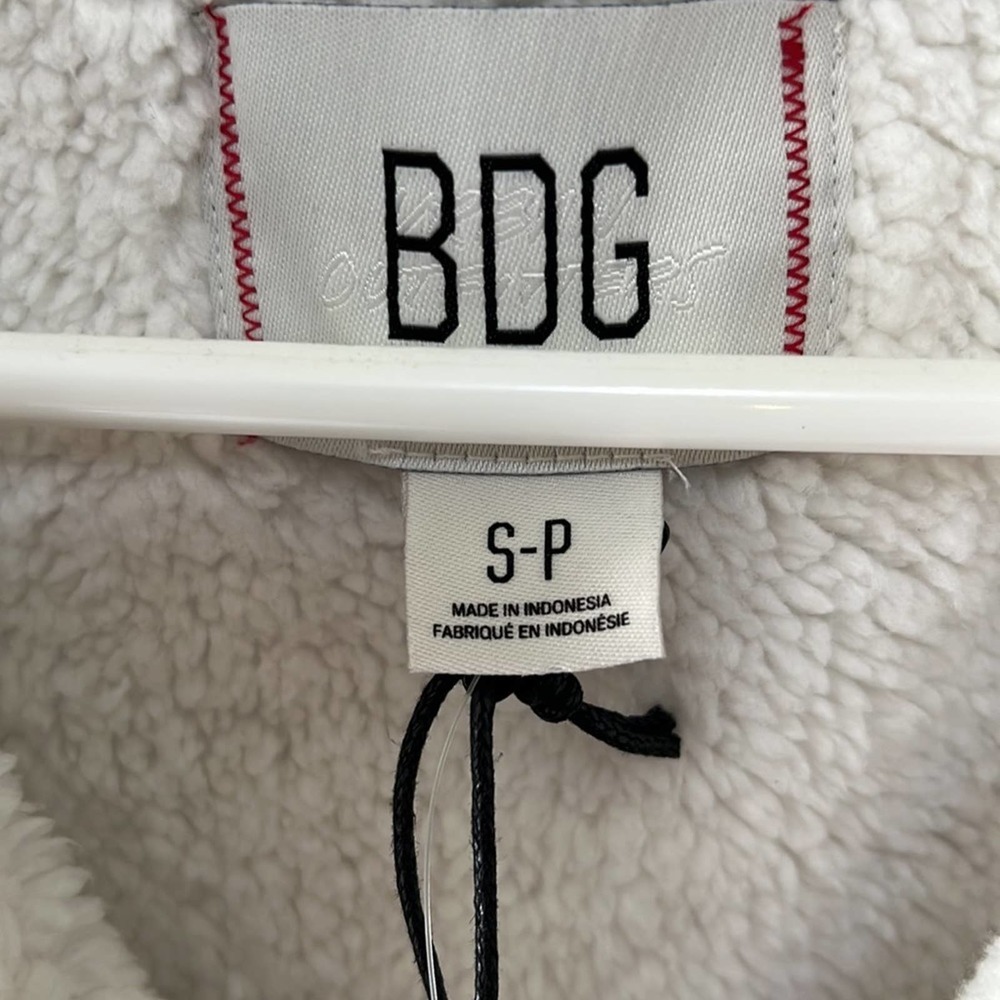 NWT UO BDG Nylon Sherpa Vest Soft Fleece Winter Ski Vest Sz S - Picture 6 of 7